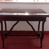 tavolo in legno con cassetti