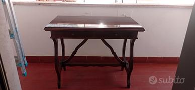 tavolo in legno con cassetti