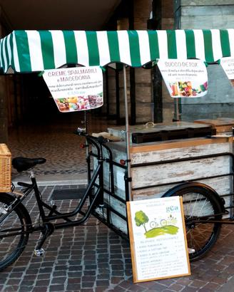 Cargo Bike con tettuccio effetto "vintage"