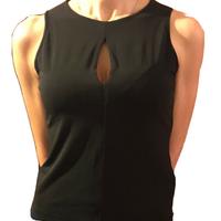 Maglietta nera con apertura davanti