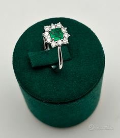 Anello con smerarldo e diamanti