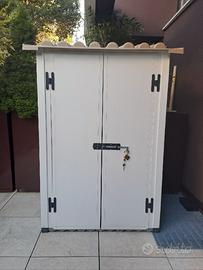 casetta attrezzi con scaffali