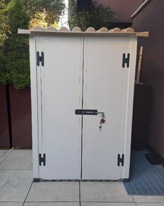 casetta attrezzi con scaffali