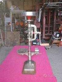 Trapano a colonna manuale