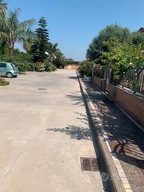 Villa indipendente con terrazzi e spazi esterni