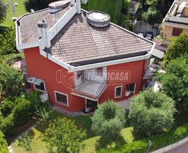 VILLA CON GARAGE E GIARDINO!!!!