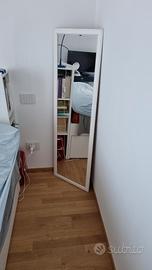 specchio da parete con cornice in legno bianco