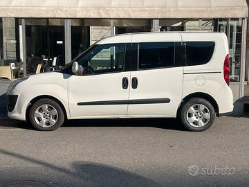 Fiat doblo’ vetrato passo lungo 5 posti