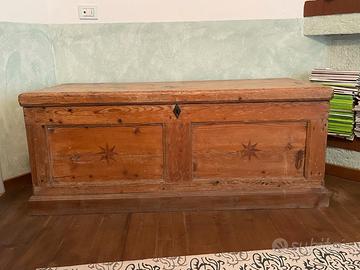 Cassapanca Trentina con intaglio a stella