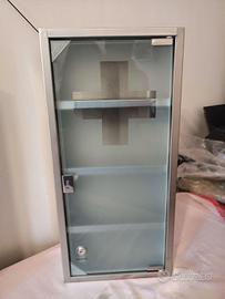 armadietto per medicinali 