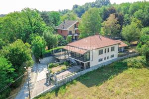VILLA INDIPENDENTE IMMERSA NEL VERDE CON AMPIO GIA