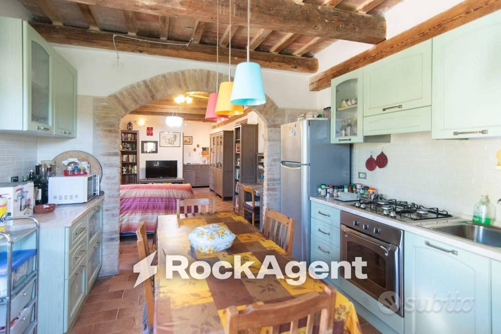 Rustico / Casale di 350 m² con più di 5 locali a A - Vista 2