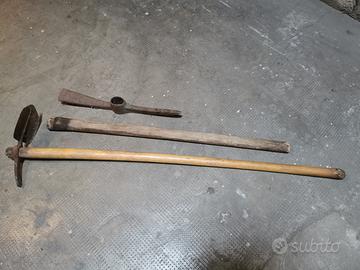 Piccone e zappa da giardino