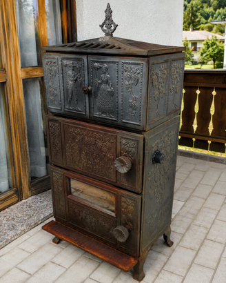 Stufa in ghisa decorata vintage da restaurare