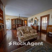 AMPIO APPARTAMENTO CON TERRAZZO PANORAMICO E BOX A