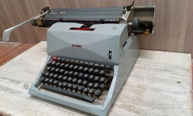 macchina da scrivere olivetti 82