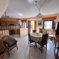 casa indipendente affiancata con balcone-in