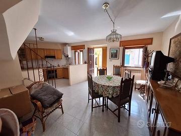 casa indipendente affiancata con balcone-in