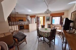 casa indipendente affiancata con balcone-in