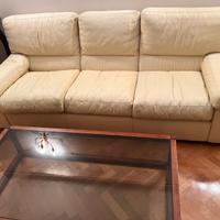 Divano in pelle tre posti e tavolino