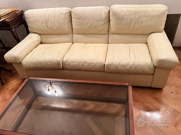 Divano in pelle tre posti e tavolino