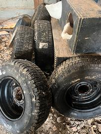 Gomme chiodate con cerchi