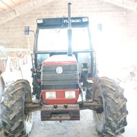 Trattore agricolo con forca sollevamento