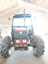 Trattore agricolo con forca sollevamento