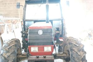 Trattore agricolo con forca sollevamento