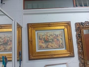 cornice con quadro sospeso.