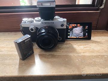 Olympus Pen-f,fondello in pellle+batteria.