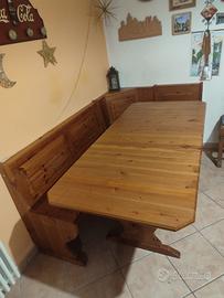 Tavolo in legno con panca in legno