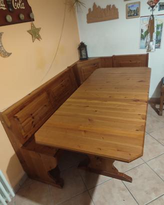 Tavolo in legno con panca in legno