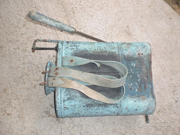 Antiche pompe a spalla per solfato di rame e zolfo