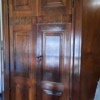 armadio in legno antico 800
