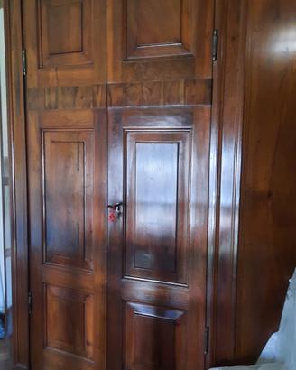 armadio in legno antico 800