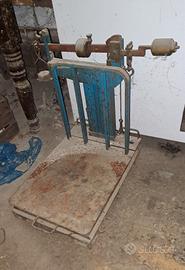 Bilancia da terra a pesi usata