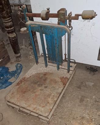 Bilancia da terra a pesi usata