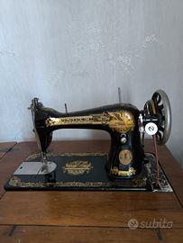 Macchina da cucire Singer con mobile in legno 