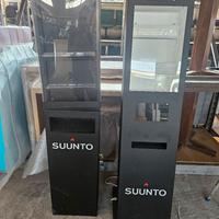 Coppia di espositori orologi a vetrina Suunto