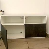 Scrivania , sedia e mobiletto Tv Ikea