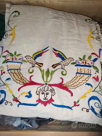 Cuscino antico ricamato a mano