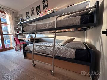 Letto a castello scorrevole con scrivania