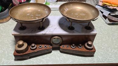 Antica pesa legno e rame con   pesi.