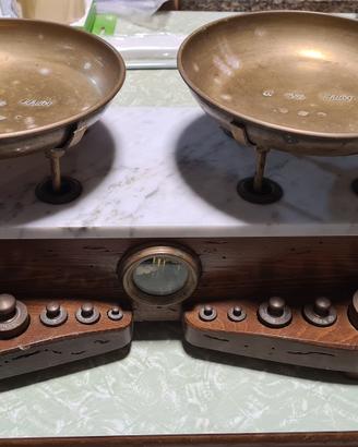 Antica pesa legno e rame con   pesi.