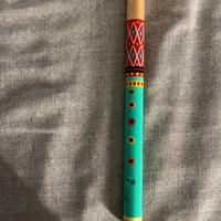 piffero in legno decorato