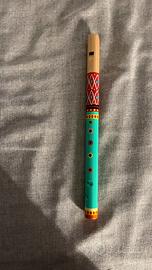 piffero in legno decorato