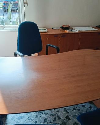 ufficio scrivania sedie e archivio
