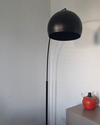 Piantana ad arco nera