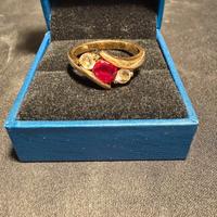 Anello placcato d’oro con granato